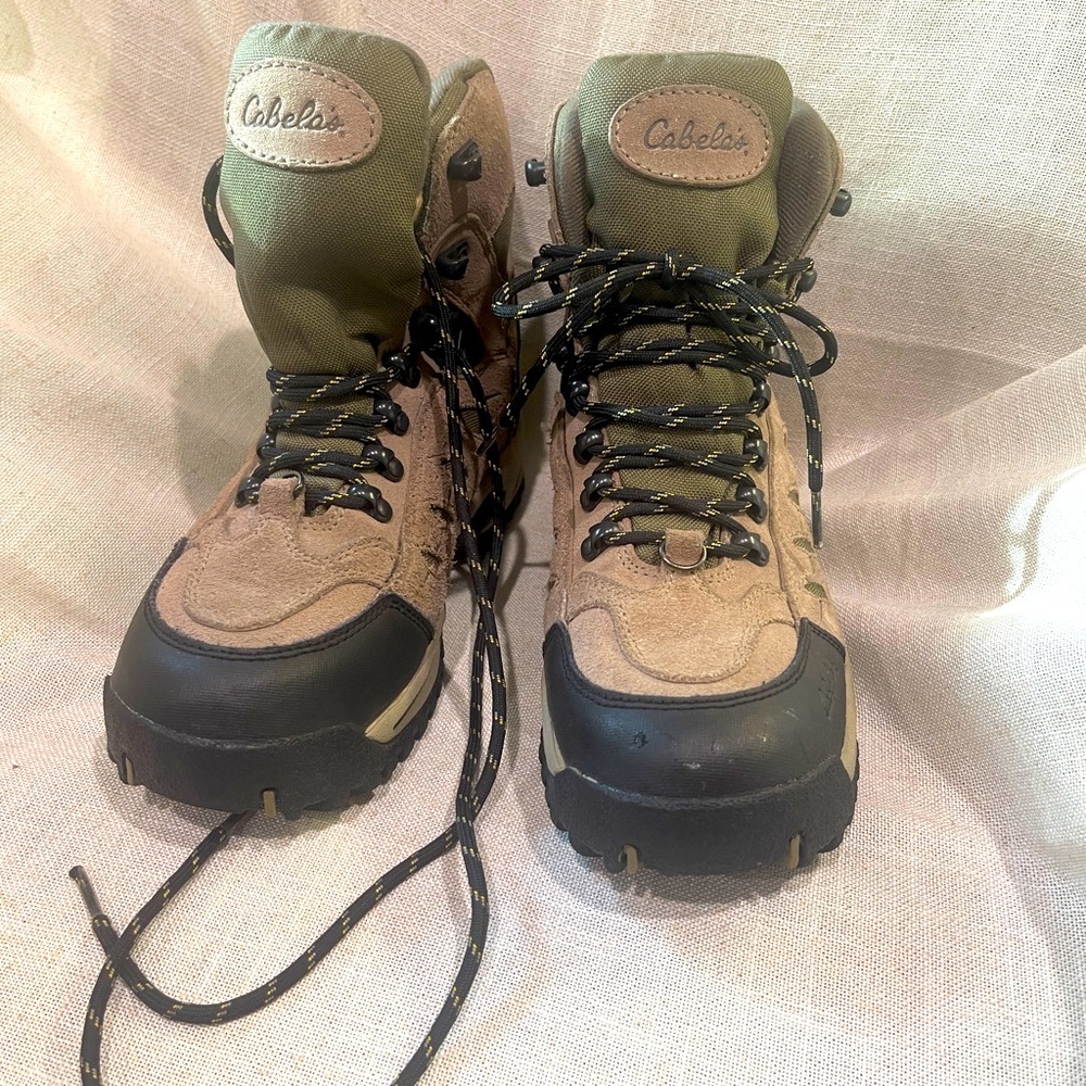NWOT Cabellas 8D hiking boots